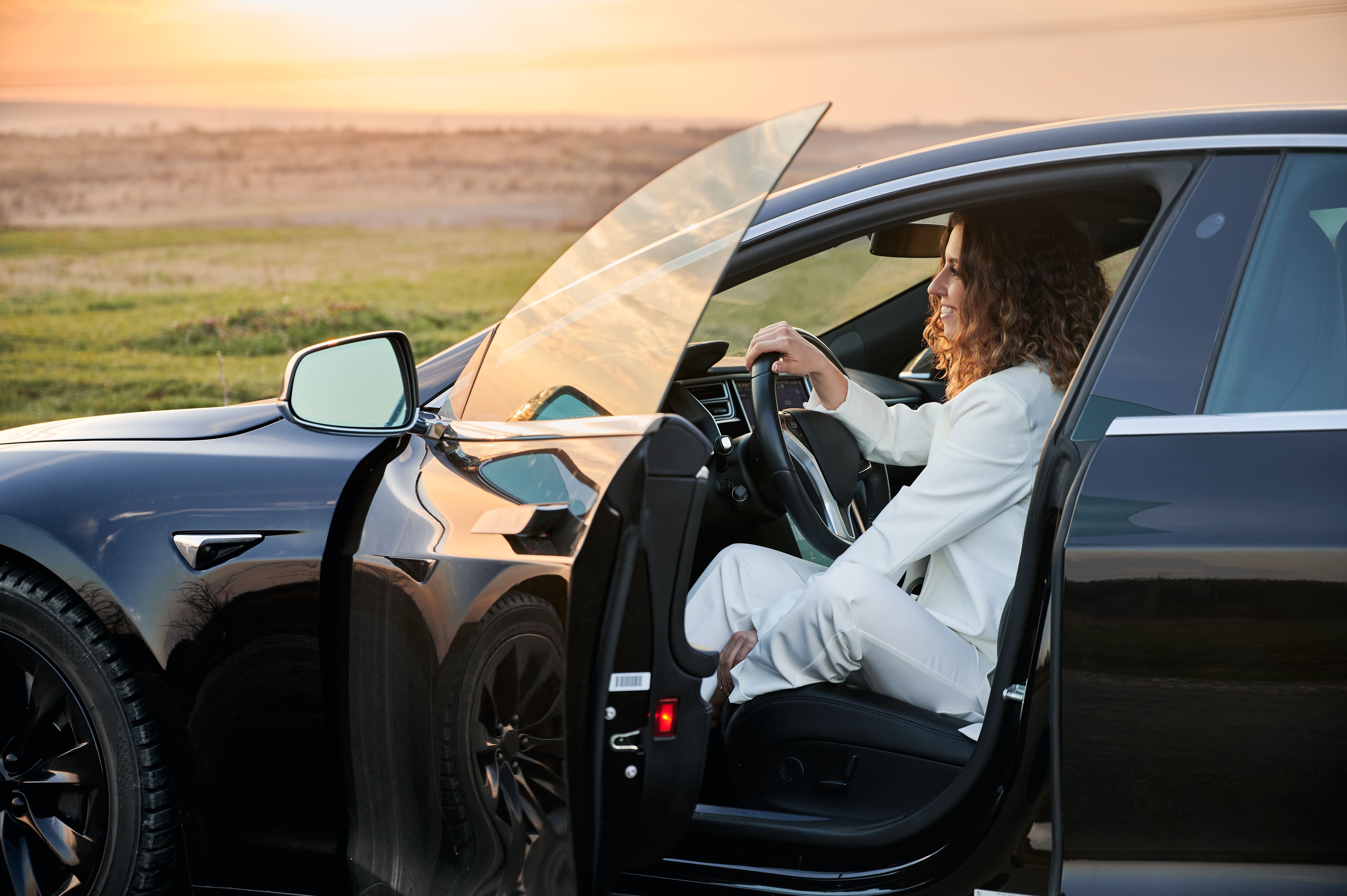 What to Know About Renting Luxury or Exotic Cars: Costs, Requirements, and Use Cases